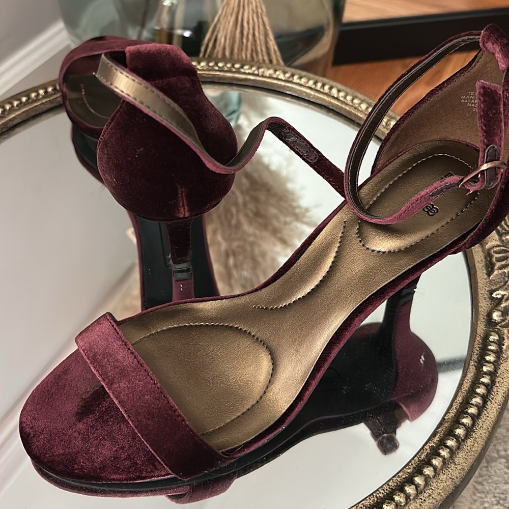 Bandolino-MADIA-Elegant Velvet Burgundy Heels